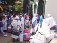 Kloter 4 jamaah haji Karawang tiba dari tanah suci disambut sanak keluarga. Rasa haru tumpah seketika. (Mediaseruni)