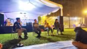 Diskusi Jurnalis Masa Kini di Jambore Jurnalis Karawang 2026 di Cikole, menyoroti pergeseran perilaku masyarakat dalam mengonsumsi informasi dari media mainstream ke media sosial. (Iman Suryana/Mediaseruni)