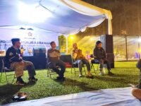 Diskusi Jurnalis Masa Kini di Jambore Jurnalis Karawang 2026 di Cikole, menyoroti pergeseran perilaku masyarakat dalam mengonsumsi informasi dari media mainstream ke media sosial. (Iman Suryana/Mediaseruni)