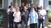 Anggota DPRD Jabar Sri Dewi Anggraini (depan dua kanan) foto bersama saat kunjungan kerja ke Balai Benih Hortikultura Jabar. (Chandra Permana/Mediaseruni)