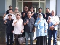 Anggota DPRD Jabar Sri Dewi Anggraini (depan dua kanan) foto bersama saat kunjungan kerja ke Balai Benih Hortikultura Jabar. (Chandra Permana/Mediaseruni)