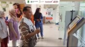 Puskesmas Loji menggunakan Sistem Antrean Terpadu (Sipandu) untuk membuat nyaman masyarakat yang berobat. (Mediaseruni)
