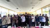 H. Jenal Aripin foto bersama usai kegiatan Pemgawasan Pemerintahan di Kecamatan Klari, Karawang. (Iman Suryana/Mediaseruni)