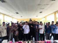 H. Jenal Aripin foto bersama usai kegiatan Pemgawasan Pemerintahan di Kecamatan Klari, Karawang. (Iman Suryana/Mediaseruni)