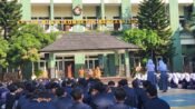 Prosesi pelepasan pelajar kelas 12 SMKN 13 Bandung berlangsung haru dan bahagia, di halaman sekolah tersebut. (Chandra Permana/Mediaseruni)