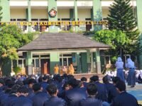 Prosesi pelepasan pelajar kelas 12 SMKN 13 Bandung berlangsung haru dan bahagia, di halaman sekolah tersebut. (Chandra Permana/Mediaseruni)