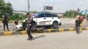 Petugas melakukan olah tempat kejadian perkara di lokasi. Tampak mobil nahas yang terhenti setelah menabrak tiang listrik, di sekitar GT Parungkuda. (Nyi Mas Irma/Mediaseruni)