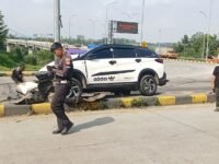 Petugas melakukan olah tempat kejadian perkara di lokasi. Tampak mobil nahas yang terhenti setelah menabrak tiang listrik, di sekitar GT Parungkuda. (Nyi Mas Irma/Mediaseruni)