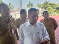Bupati Karawang H. Aep Syaepuloh memberi penjelasan terkait dokumen di kantor Badan Gini Nasional. (Mediaseruni)