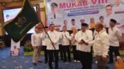 Calon ketua tunggal pemilihan Ketua KADIN Kabupaten Bekasi Heri Noviar, S.E, mengibarkan bendera Kadin, usai Mukab VIII. (Damara Ichsan/Mediaseruni)