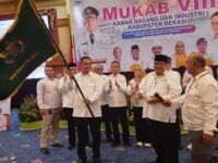 Calon ketua tunggal pemilihan Ketua KADIN Kabupaten Bekasi Heri Noviar, S.E, mengibarkan bendera Kadin, usai Mukab VIII. (Damara Ichsan/Mediaseruni)