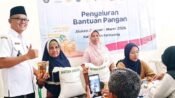 Kepala Desa Wanci Mekar H. Dimyat Sudrajat ST, berharap bantuan pangan 20 Kg beras dam 2 liter minyak bisa dirasaka manfaatnya bagi warganya. (Asep Suherman/Mediaseruni)