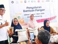 Kepala Desa Wanci Mekar H. Dimyat Sudrajat ST, berharap bantuan pangan 20 Kg beras dam 2 liter minyak bisa dirasaka manfaatnya bagi warganya. (Asep Suherman/Mediaseruni)
