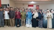 Foto bersama Sri Dewi Anggraini dengan warga dan tokoh masyarakat Ngamprah, Bandung Barat, usai reses. (Chandra Permana/Mediaseruni)