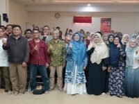 Foto bersama Sri Dewi Anggraini dengan warga dan tokoh masyarakat Ngamprah, Bandung Barat, usai reses. (Chandra Permana/Mediaseruni)
