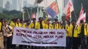 Massa mahasiswa membawa spanduk tuntutan berisi penghentian program MBG dan Koperasi Desa Merah Putih. (Ist)