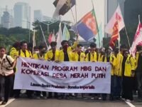 Massa mahasiswa membawa spanduk tuntutan berisi penghentian program MBG dan Koperasi Desa Merah Putih. (Ist)