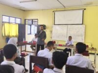 Anggota DPRD Jawa Barat H. Jenal Aripin Gelar Pendidikan Demokrasi di SMKN 1 Karawang