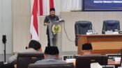 Wakil Bupati Sukabumi H. Andreas menyampaikan Nota Pengantar Bupati Raperda Pertanggungjawaban Pelaksanaan APBD Tahun Anggaran 2025. (Dokpim)
