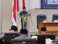 Wakil Bupati Sukabumi H. Andreas menyampaikan Nota Pengantar Bupati Raperda Pertanggungjawaban Pelaksanaan APBD Tahun Anggaran 2025. (Dokpim)