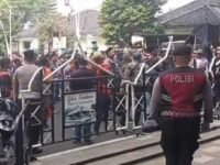 Ratusan massa ormas dan LSM unjuk rasa menuntut Pemkab Purwakarta mempertahankan status Universal Health Coverage (UHC). (Yeni Afianti/Mediaseruni)