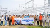 Manajer MULTG Bandung Barat, Ali Rofi'i (tujuh kanan) bersama Manajer PLN UPT Bandung Rudi Wahono (delapan kanan) foto bersama wartawan media mitra PLN di Gardu Induk Cigereleng PLN UPT Bandung. (dok PLN)