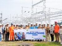 Manajer MULTG Bandung Barat, Ali Rofi'i (tujuh kanan) bersama Manajer PLN UPT Bandung Rudi Wahono (delapan kanan) foto bersama wartawan media mitra PLN di Gardu Induk Cigereleng PLN UPT Bandung. (dok PLN)