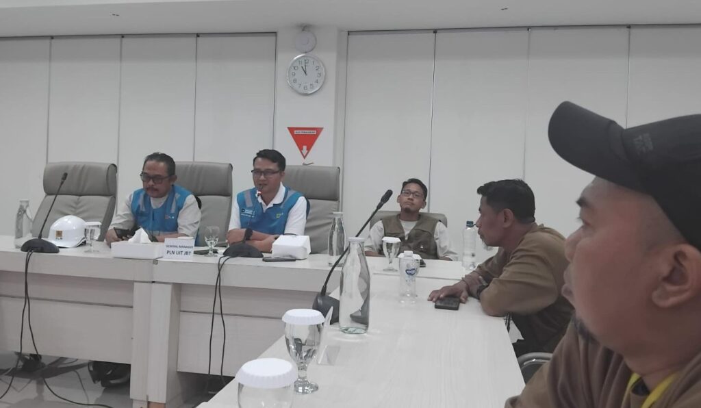 Senior Manager Keuangan, Komunikasi dan Umum Firdaus Mochamad Nur (dua kiri) bersama Manajer PLN UPT Bandung Rudi Wahono (kiri) memaparkan program dan Bisnis PLN di ruang rapat Galunggung. Tampak Manajer Humas TJL Irfan Saputra (kanan). (Mediaseruni)