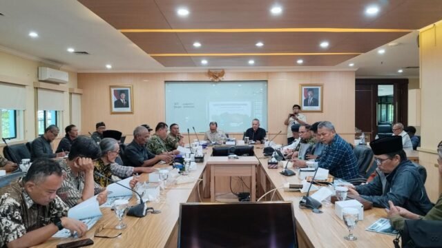 Delegasi Pager Saguling audiensi dengan jajaran Kementerian Lingkungan Hidup menyampaikan gagasan Tobat Lingkungan sebagai fondasi gerakan santri mendukung pelestarian lingkungan dan pembangunan berkelanjutan. (Dadan Saepudin/Mediaseruni)