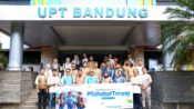 General Manager PLN UIT JBT, Handy Wihartady (tiga kiri) didampingi Manajer PLN UPT Bandung Rudi Wahono (lima kiri) foto bersama peserta Media Breafing Sahabat Terang. (Dok PLN)