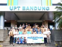 General Manager PLN UIT JBT, Handy Wihartady (tiga kiri) didampingi Manajer PLN UPT Bandung Rudi Wahono (lima kiri) foto bersama peserta Media Breafing Sahabat Terang. (Dok PLN)