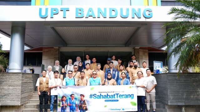 General Manager PLN UIT JBT, Handy Wihartady (tiga kiri) didampingi Manajer PLN UPT Bandung Rudi Wahono (lima kiri) foto bersama peserta Media Breafing Sahabat Terang. (Dok PLN)