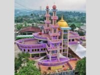 Masjid Perahu Sri Soewarto di Kabupaten Sukabumi menawarkan destinasi wisata religius. (Nyimas Irma/Mediaseruni)