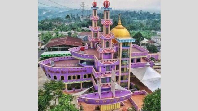 Masjid Perahu Sri Soewarto di Kabupaten Sukabumi menawarkan destinasi wisata religius. (Nyimas Irma/Mediaseruni)