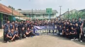 Foto bersama usai penutupan kursus Pelatih Sepak Bola Lisensi D Nasional di Cikalong Wetan. (Dadan Saepudin/Mediaseruni)