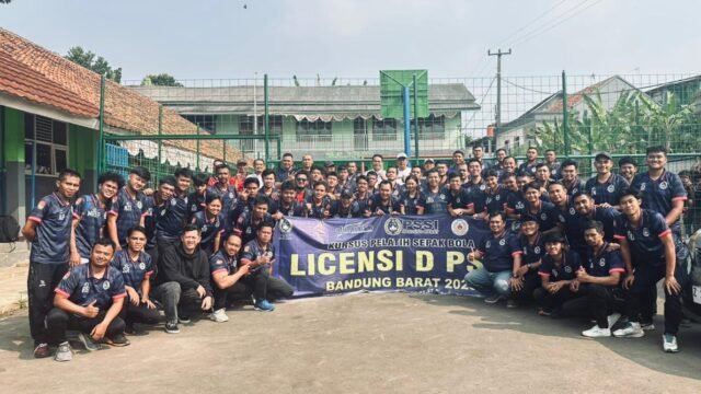 Foto bersama usai penutupan kursus Pelatih Sepak Bola Lisensi D Nasional di Cikalong Wetan. (Dadan Saepudin/Mediaseruni)