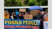 Aksi puluhan emak warga terdampak pergerakan tanah di Kampung Cijambe memdesak segera dilakukan relokasi berlangsung damai. (Ist)