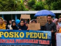 Aksi puluhan emak warga terdampak pergerakan tanah di Kampung Cijambe memdesak segera dilakukan relokasi berlangsung damai. (Ist)