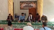 Camat Cihampelas Agus Rudianto, S.Sos. (baju biru) menghadiri peringatan Tahun Baru Islam sekaligus haul sesepuh Desa Mekarjaya. (Dadan Saepudin/Mediaseruni)