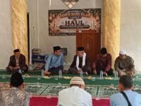 Camat Cihampelas Agus Rudianto, S.Sos. (baju biru) menghadiri peringatan Tahun Baru Islam sekaligus haul sesepuh Desa Mekarjaya. (Dadan Saepudin/Mediaseruni)
