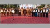 Wakil Bupati Karawang H. Maslani (sembilan kiri) foto bersama usai peringatan Hari Keluarga Nasional (Harganas) ke-33 Tahun yang mengusung tema Ayah Wajib Hadir. (Damar)