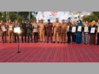 Wakil Bupati Karawang H. Maslani (sembilan kiri) foto bersama usai peringatan Hari Keluarga Nasional (Harganas) ke-33 Tahun yang mengusung tema Ayah Wajib Hadir. (Damar)