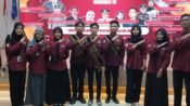 Foto bersama Pengurus Foroska generasi ke-13 usai dikukuhkan di Aula Lantai 3 Rektorat Universitas Buana Perjuangan (UBP) Karawang. (Damara Ichsan/Mediaseruni)