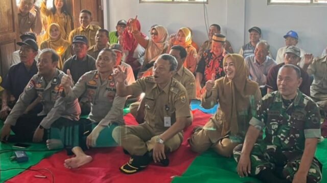 Jelang Pilkades, Camat Ulujami Waluyo dan Forkopimcam Silaturahmi ke Desa Pemutih, Ajak BPD Profesional dan Warga Tetap Guyub Rukun Sambil Nobar Belanda vs Maroko