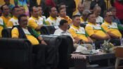 Bupati Sukabumi Asep Japar (kiri) di momen pelantikan pengurus KORMI Kabupaten Sukabumi periode 2026-2030 di GOR Pemuda Cisaat. (Nyimas Irma/Mediaseruni)