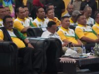 Bupati Sukabumi Asep Japar (kiri) di momen pelantikan pengurus KORMI Kabupaten Sukabumi periode 2026-2030 di GOR Pemuda Cisaat. (Nyimas Irma/Mediaseruni)