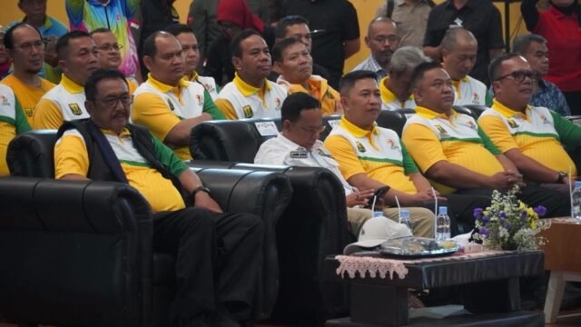 Bupati Sukabumi Asep Japar (kiri) di momen pelantikan pengurus KORMI Kabupaten Sukabumi periode 2026-2030 di GOR Pemuda Cisaat. (Nyimas Irma/Mediaseruni)