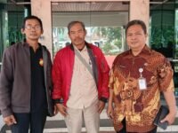 Ketua DPP LPKSM Putra Siliwangi Aan Sujiana (tengah) didampingi Sekretaris Ahmad Jauhari dan Bagian Hukum Disperindag Endank Sutisna, SH (kanan). (Davi Alvaro/Mediaseruni)