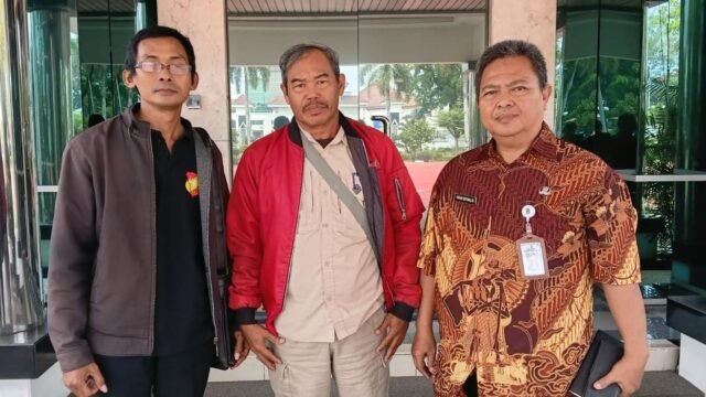 Ketua DPP LPKSM Putra Siliwangi Aan Sujiana (tengah) didampingi Sekretaris Ahmad Jauhari dan Bagian Hukum Disperindag Endank Sutisna, SH (kanan). (Davi Alvaro/Mediaseruni)