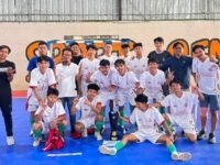 Skuad Futsal UMBK foto bersama usai menjuarai turnamen futsal Lifuma Karawang setelah menaklukan Unsika 6 - 0. (Damara Ichsan/Mediaseruni)